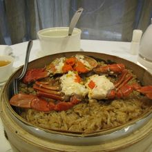 お店で一番のおすすめの、カニのおこわ