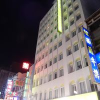 ホテルの看板よりも、隣の薬局の看板の方が目立っていた