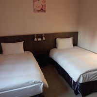 窓付きツインルームですが、窓は小さかった