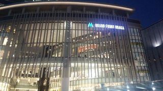 大阪駅に隣接する商業施設
