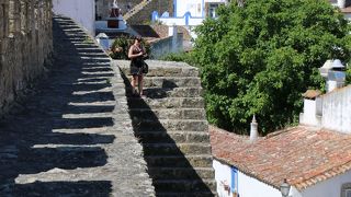 城壁の上を一周できます。