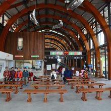 高いドーム状の駅構内