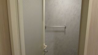 狭いシャワーブース