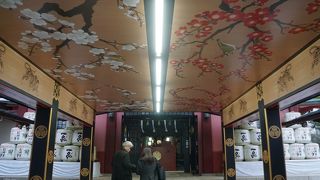 渡り廊下の天井には紅白の梅