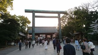 青銅製の巨大な鳥居