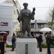 真ん中に黄門さんの像が建つ小さな公園