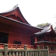 拝殿 (左手) と本殿