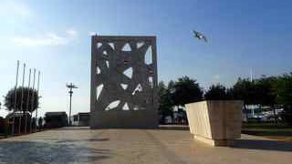 海岸沿いにあります