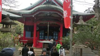 もともとは水の神様、だから池の中の小島に