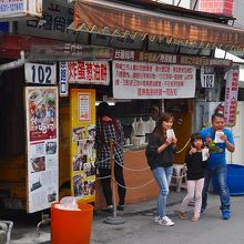 軽トラックの荷台が調理台になっていた。番地は１０２号