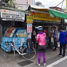 こちらは青トラック。客はどちらも多い