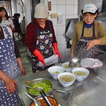 店頭でおばちゃんたちが調理している