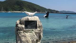 海に泳ぐクジラのオブジェが見える