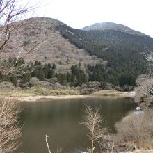 池越しの二子山