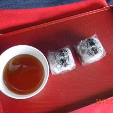 葛饅頭　1個100円　中で食べるとお茶付。美味しいけど小さ