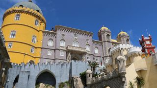 おとぎの国のお城かテーマパークのよう♪