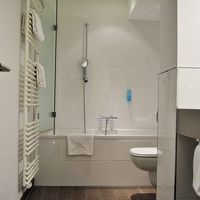 明るいバスルーム。