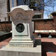 米国初の職業小説家、ポーの墓