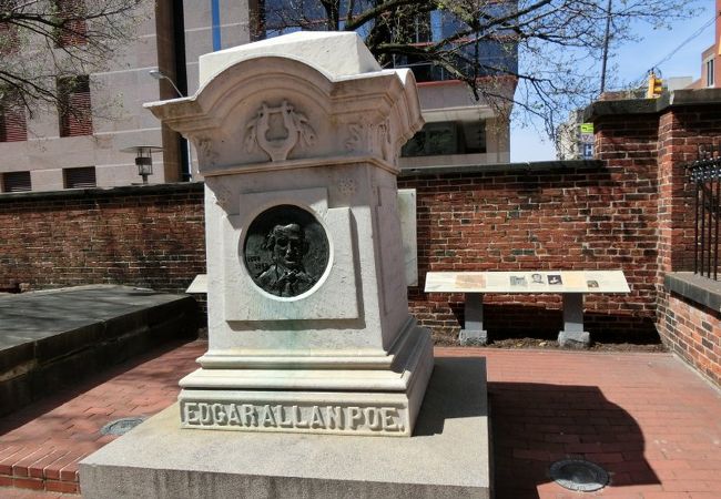米国初の職業小説家、ポーの墓