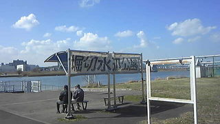 川沿いで、お昼寝