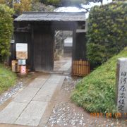 公開されている三軒の住宅のいちばん駅よりにあります
