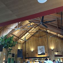 天井の高い、気持ちのいい店内