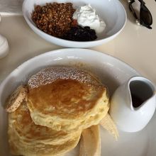 パンケーキとグラノラ＆ヨーグルト