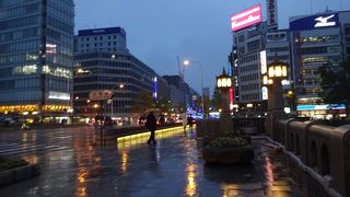 小雨の夜の橋を歩く