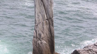 美しい海にそびえたつ奇岩