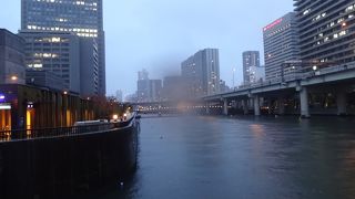 梁上をそそる夜の川面