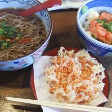 かき揚げは別皿で運ばれてきます