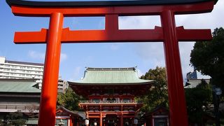 縁結びの神社は三ノ宮駅を北へすぐ