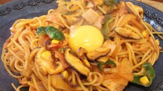 アッツアツの鉄板ナポリタンがおすすめ