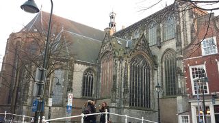 それとわかるぐらい傾きまくっている