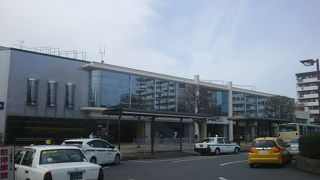 駅の中にお弁当などのお店がたくさんあります。