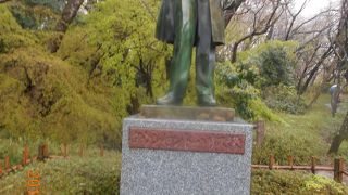 佐倉城址公園内に堀田正睦公の像と並んでいます