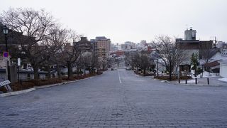 東本願寺函館別院の脇から下る幅の広い坂