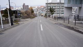 南部藩がこの坂の上に陣屋を置いたことから