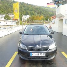 ラインをフェリーで対岸に渡る