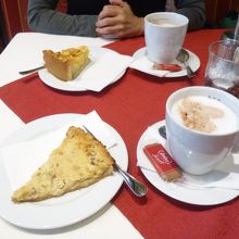 ホテル　アム　マルクトのカフェでリンゴケーキ、タマネギケーキ