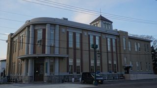 弥生坂の上から見るととてもよく目立つ