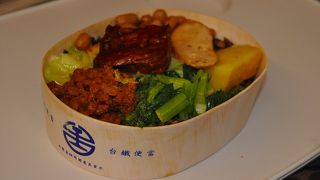 台北駅に売店があり、多様な弁当が並んで旅の「迷い」が始まるところだ