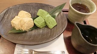 箱根町港の目の前にある「畔屋」の２階にあります。