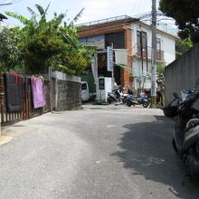 中山仏具卸センター識名店の西20ｍほど行った右手に壕がありま