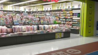 目につく商品棚は女性雑誌と旅行ガイド