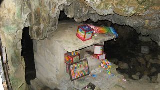 民家の下に沖縄戦で使用された壕があることに驚く