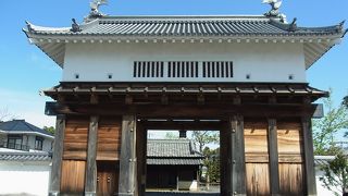 少し外れた場所にあります。