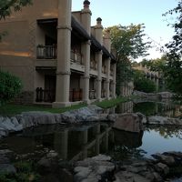 フロントから池を渡って客室棟にいきます