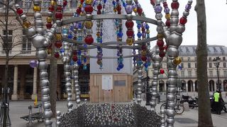 これぞパリの駅、入口までオシャレ