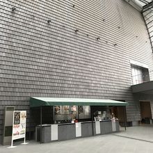 瓦を使ったような壁面が日本的